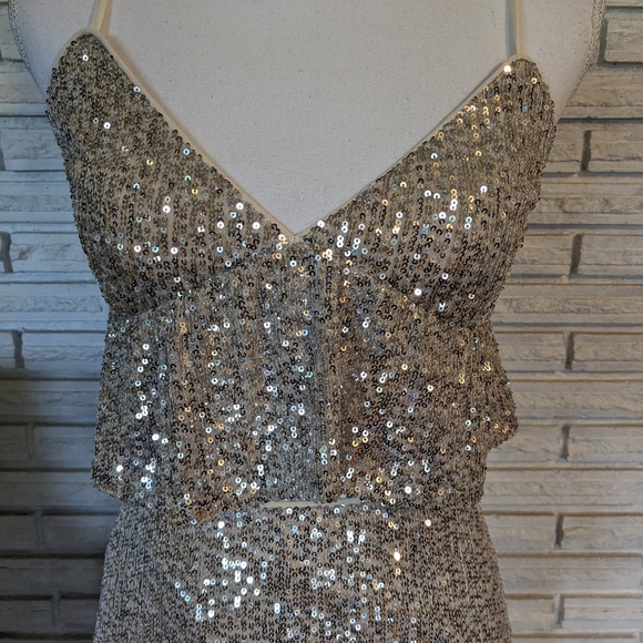 Sequined two-piece skirt and crop top size small - Picture 6 of 9